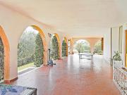 Villa spaziosa a Moniga del Garda, ampi spazi e privacy...