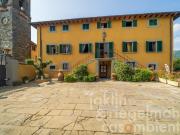 Villa storica toscana con cappella e piscina in una...