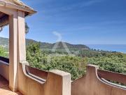 VILLA T5 DUPLEX NICHÉE À FLANC DE COLLINE FACE À LA MER