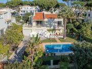 Villa Tradicional de 4 Quartos com Piscina no Centro de...
