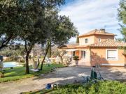 Villa traditionnelle avec piscine et garage, au calme...