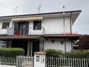 Villa trifamiliare in vendita a Bascape'