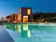 Villa unica dal design moderno con piscina in travertino...