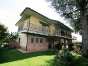 Villa unifamiliare di ampia superficie con giardino in...
