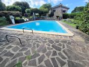 Villa unifamiliare ristrutturata con giardino e piscina...