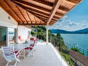 Villa with lake view and outdoor pool | dreamo. Ch