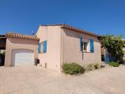 Village avec tous commerces, cafes et restaurants, ecole...