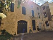 Village avec tous commerces, cafes et restaurants, ecole...