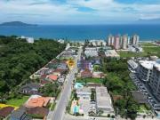 Village mobiliado com 2 suítes, piscina e churrasqueira,...