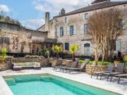 Propriété de village avec annexes, jardin et piscine