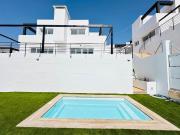Villas de lujo de estilos modernos en la urbanización...