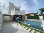Villas de Obra Nueva con Piscina Privada en Los...
