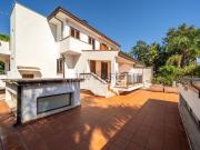 Villetta bifamiliare in affitto di 210 m² in Via Apollo, 18