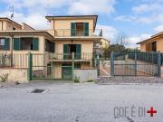 Villetta bifamiliare in vendita di 130 m² in Via Mirtense
