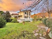 Villetta bifamiliare in vendita di 180 m² in Via Umbria