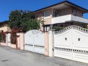 Villetta bifamiliare in vendita di 190 m² in Via Adua