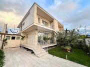 Villetta bifamiliare in vendita di 190 m² in Via delle Palme