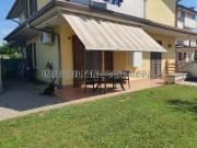 Villetta bifamiliare in vendita di 194 m² in Via Sondrio, 7