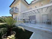 Villetta bifamiliare in vendita di 204 m² in Via Toscana