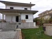 Villetta bifamiliare in vendita di 210 m² in Via appennini