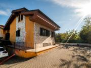 Villetta bifamiliare in vendita di 220 m² in Via Napoli, 33