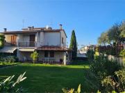 Villetta bifamiliare in vendita di 220 m² in Via Umbria