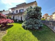 Villetta bifamiliare in vendita di 230 m² in Via Perù, 7