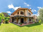 Villetta bifamiliare in vendita di 240 m² in Via Frascati