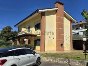 Villetta bifamiliare in vendita di 240 m² in Via Mario...