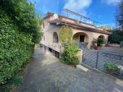 Villetta bifamiliare in vendita di 240 m² in Via Monte Vario