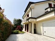 Villetta bifamiliare in vendita di 266 m² in Via Cesare...