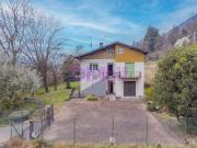 Villetta bifamiliare in vendita di 286 m² in Via Laveno, 80