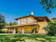 Villetta bifamiliare in vendita di 300 m² in Via Castelli