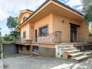 Villetta bifamiliare in vendita di 301 m² in Via Ariccia, 29