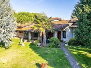 Villetta bifamiliare in vendita di 317 m² in Via Gran Sasso