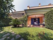 Villetta bifamiliare in vendita di 330 m² in Via del Golf