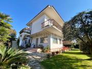 Villetta bifamiliare in vendita di 334 m² in Via Venezia