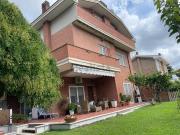 Villetta bifamiliare in vendita di 340 m² in Via Sofocle