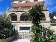 Villetta bifamiliare in vendita di 385 m² in Via Fioria