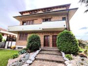 Villetta bifamiliare in vendita di 395 m² in Via Socrate