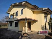Villetta indipendente in vendita di 226 m² in Strada Longara