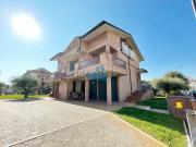 Villetta indipendente in vendita di 307 m² in Via Fano, 56