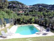 Villetta libera su tre lati in posizione collinare con...