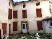 VIOLES Maison comprenant 2 logements avec cour