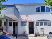 Vir, Haus mit drei Wohnungen, 350m zum Meer