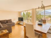 Vista despejada con oficina independiente