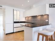 Vistas a la Plaça del Poeta Boscà y a pocos minutos del mar