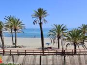 Vistas reales del mar y playa en una ubicación real...
