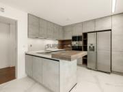 Viva no centro de Cascais, neste apartamento duplex de 3...