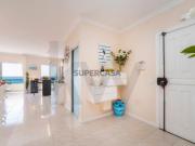 Viva o charme de Quarteira! Apartamento T2+1, elegante e...